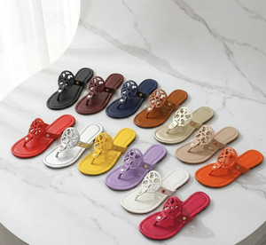 รองเท้าแตะชาย Tory Burches รุ่น TB Fashion ปี 2025 หนังแท้ บุภายในอย่างดี ใส่ได้ทุกฤดู ใช้ได้ทั้งในบ้านและนอกบ้าน แบบสวมเปิดนิ้วเท้า - Product Image 1