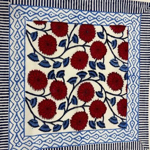 Ensemble de 3 serviettes de table en coton imprimé, motif floral rouge et bleu, style classique fait main pour la décoration de la maison - Product Image 6