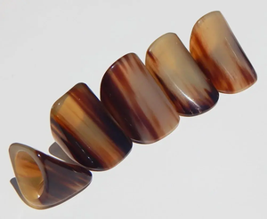 Anillo de Cuerno Pulido Hecho a Mano de Estilo Tribal Tradicional, Ecológico, con Diseño Moderno y Minimalista para Mujeres y Hombres - Product Image 1