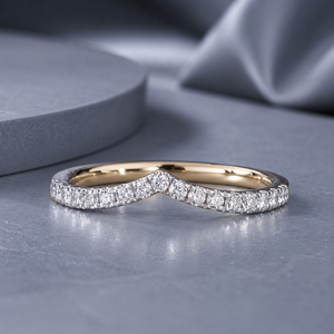 Elegante Anillo de Oro Amarillo de 14K con Moissanita de Corte Redondo de 0.28ctw en Forma de V para Mujer, Anillo de Boda Apilable de Lujo - Product Image 1