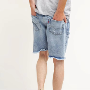 กางเกงยีนส์ขาสั้นสีฟ้าอ่อนสไตล์สตรีทแวร์ลำลองสำหรับผู้ชาย กางเกงยีนส์ขาสั้นทรงพับขอบสุดเทรนดี้สำหรับผู้ชาย เหมาะสำหรับใส่ลำลองในฤดูร้อน - Product Image 2