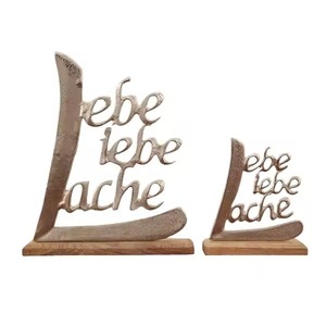 Adorno de Corazón de Aluminio Dorado sobre Base de Madera, Diseñado para Decoración del Hogar, Centro de Mesa para Sala de Estar o Mesa de Café, de la India - Product Image 5