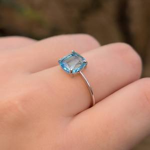 Anillo apilable solitario cuadrado de topacio azul, plata de ley 925, chapado en oro de 14 quilates, joyería duradera con piedras preciosas para mujer - Product Image 2