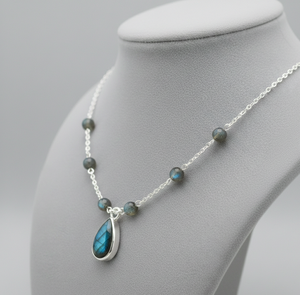 Collier en argent sterling plaqué or 18 carats avec pendentif goutte en labradorite et pierre ronde, 16 pouces, bijoux de guérison en pierres précieuses - Product Image 3