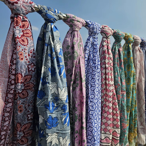 Sarongs imprimés faits à la main en Inde, paréos, écharpes, vêtements de plage pour femmes, sarongs en gros - Product Image 1