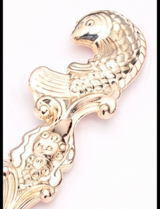 Cuillère vintage plaquée or en forme de coquille avec manche en forme de poisson, design compatible lave-vaisselle, pour mariage et usage en table. - Product Image 2