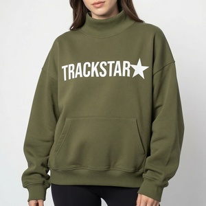 เสื้อสเวตเชิ้ตผู้หญิงสีแดงเลือดหมู คอเต่าทรงโอเวอร์ไซส์ พิมพ์ลาย Trackstar มีกระเป๋าจิงโจ้ ผ้าฟลีซหนานุ่ม - Product Image 2