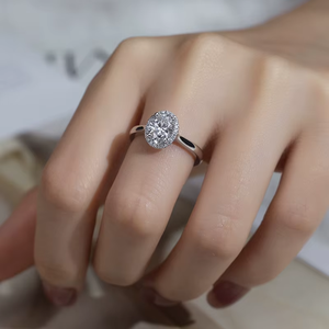 Anillo de Compromiso de Diamantes de Corte Oval Platino para Mujer con Halo de Diamantes Laterales, Estilo Clásico, Certificado IGI - Product Image 4