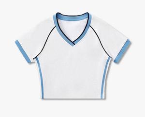 เสื้อครอปคอวีสีขาวสำหรับผู้หญิง แขนสั้น ผ้าถักโพลีเอสเตอร์ สไตล์สปอร์ต ทรงเข้ารูป ใส่ได้ทั้งฤดูใบไม้ผลิและฤดูร้อน พร้อมกระโปรงโซ่ - Product Image 2