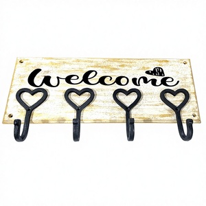 Porte-manteau mural simple en fer avec 5 crochets, design tendance en bois blanc vieilli en forme de cœur et slogan de bienvenue, pour entrée et rangement - Product Image 1