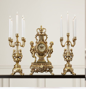 Candelabro regal de cuatro luces bañado en oro con un tallo decorado con querubines y patas en espiral tipo trípode. Disponible a precios de mayorista. - Product Image 4