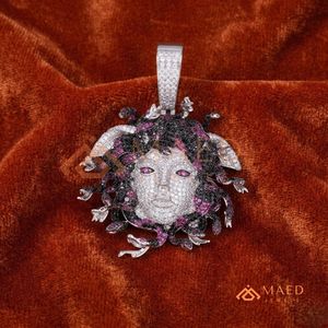 Collier pendentif Méduse pour homme MAED Jewels, pendentif tête de Méduse serti de pierres, plaqué argent et or, pendentif serti de pierres - Product Image 1