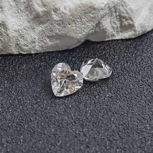 พลอยแซฟไฟร์สีขาวทรงหัวใจเจียระไนแบบเหลี่ยม  แซฟไฟร์ทรงหัวใจธรรมชาติ  ขนาดหลากหลาย สำหรับทำเครื่องประดับ - Product Image 1