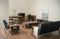 Sofá Seccional Rectangular Moderno de Tres Plazas, Tapizado en Cuero PU, con Estructura de Madera de Nogal, Estilo Escandinavo, para Espacios Minimalistas