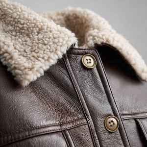 Veste en cuir et fourrure de haute qualité, très élégante et stylée pour femmes - Product Image 5