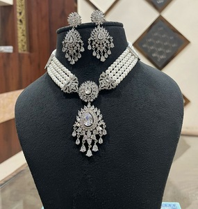 Magnifique ensemble collier et boucles d'oreilles classiques en laiton plaqué argent avec zircon CZ de qualité supérieure pour femme, idéal pour les fiançailles, les mariages et les soirées. - Product Image 4
