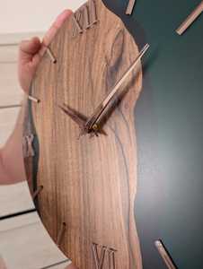 Reloj de Pared Moderno de Madera con Números Romanos, Detalles Verdes, Acabado Pulido, Reloj Decorativo para Sala de Estar, Oficina en Casa, ANURAG - Product Image 5