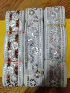 Encaje bordado de primera calidad con un elegante diseño floral, perfecto para decorar saris, lehengas y vestidos. - Product Image 4