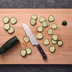 Couteaux Santoku à manche riveté noir avec lame large argentée et fossettes ovales pour trancher les concombres, couper les légumes en dés et hacher - Product Image 2