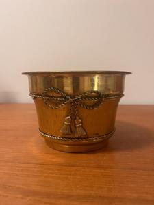 Elegante maceta de metal dorado con forma de lazo, perfecta para decoración de jardín, patio y exhibición al aire libre. Venta al por mayor desde India. - Product Image 2