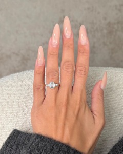 Anillo de Tres Piedras con Diamante Cultivado en Laboratorio, Corte Esmeralda, Certificado IGI, 2.20 Quilates, Piedras Laterales en Baguette Cónicas, Oro Amarillo de 14K - Product Image 6