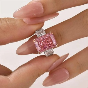 Nouvelle conception Bague de fiançailles en argent sterling plaqué or blanc avec pierre rose en moissanite taille radiant et pierres latérales, bague de voyage - Product Image 6