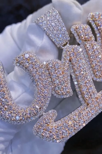 Colgante de Moissanita de Corte Redondo, Estilo Hip Hop, Plata 925, Totalmente Cubierto de Circonitas, Colgante Bicolor con Iniciales Personalizadas para Hombre - Product Image 4