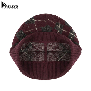 Bonnet tricoté à motif géométrique personnalisé, bordeaux, rouge vin, gris, côtelé, avec revers plié, style vintage streetwear - Product Image 2