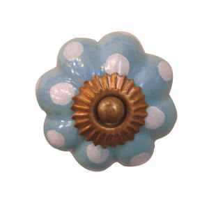 Bouton de meuble en céramique artisanal à motif floral avec finition à pois pour tiroir et armoire - Product Image 3