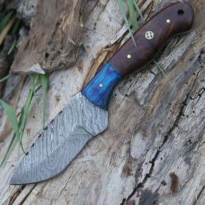 Cuchillo de Caza de Acero de Damasco de Diseño Personalizado con Mango de Material Natural para Caza, Camping, Senderismo y Entusiastas del Aire Libre - Product Image 5