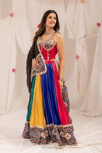 Robe longue ethnique pour femme, spéciale Navratri, en rayonne brodée, imprimé Patola à miroirs, infroissable, séchage rapide, pour occasions de fête - Product Image 1