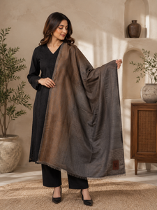 Robe longue d'hiver pour femmes musulmanes, style châle-cape caftan, en laine respirante, modeste, coupe trapèze, couleur unie avec contraste doré - Product Image 3