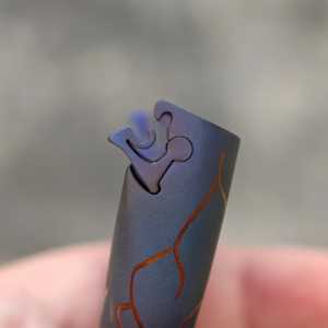 Tuyau bleu avec motif de veines orange et lance-pierre en forme de pièce de puzzle - Product Image 2