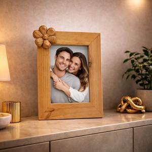 Cadre photo en bois brun naturel avec support réglable pour bureau et décoration de salon - Product Image 1