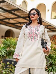 Ensemble Kurti et pantalon mi-long en Khadi pur brodé, infroissable et anti-humidité, pour femme, avec bordure en dentelle fantaisie, prêt-à-porter pour les fêtes - Product Image 2