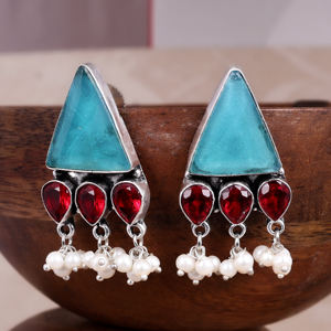 ต่างหูทรงสามเหลี่ยมสไตล์โบฮีเมียนชนเผ่าประดับคริสตัลสีแดงและมุกสำหรับผู้หญิง ทำจากทองเหลืองชุบเงินออกซิไดซ์ - Product Image 5