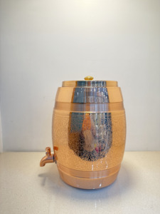 Distributeur d'eau en cuivre pur de qualité supérieure, forme baril, 8L, gravé au laser, motif floral, Matka, finition miroir, en métal, avec robinet - Product Image 3