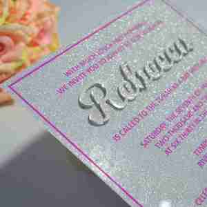 ดูอัลลุช ดีไซน์ส์ บัตรเชิญงานแต่งงานแบบพับได้ ทำจากกำมะหยี่สั่งทำพิเศษ พร้อมการ์ดอะคริลิคแบบเจาะเลเซอร์ลายโมโนแกรม ทำด้วยมือ ขนาด 7x7 นิ้ว - Product Image 2
