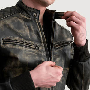 Veste de motard vintage pour homme en cuir véritable noir vieilli avec rembourrage matelassé aux épaules et col montant à boutons-pression - Product Image 2