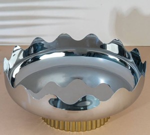 ชามเสิร์ฟโลหะทันสมัยพร้อมผิวขัดเงาและขอบหยักสำหรับตกแต่ง - Product Image 1