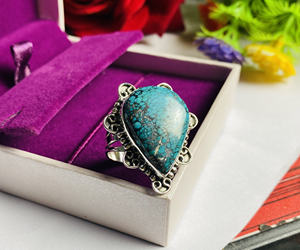 Krittika Jewelers Bague de fiançailles et de mariage unisexe en argent sterling 925 avec pierre précieuse turquoise taille poire, sertissage clos classique, pour les occasions spéciales - Product Image 1