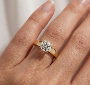 Anillo de compromiso solitario de banda ancha con diamante cultivado en laboratorio, corte redondo VB-53SR 3CT, claridad VS1, color E, certificado IGI, oro amarillo de 14K - Product Image 1