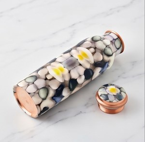 Botella de agua de vidrio novedosa con tapa de rosca de cobre y estampado floral con textura de piedra, con un aspecto moderno de piedra y flores. - Product Image 2