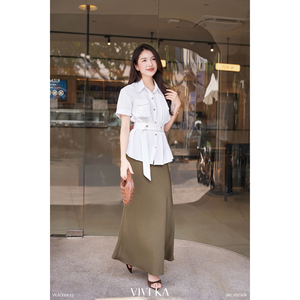 Camisa Asimétrica Plisada con Cinturón para Mujer, Modelo SILAS, Casual, Blanca, Disponible, Estilo Simple para el Día a Día, Verano, Corte Regular - Product Image 1