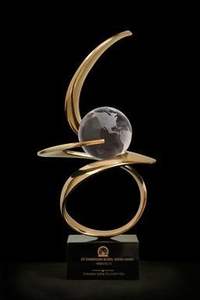 Elegante trofeo dorado con curvas geométricas modernas. Disponible a precios de mayorista. - Product Image 2