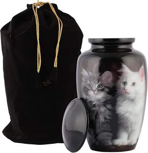 Urna de cremación de aluminio con acabado negro brillante con diseño de gatito, diseñada para guardar y honrar cenizas humanas de forma segura. - Product Image 5