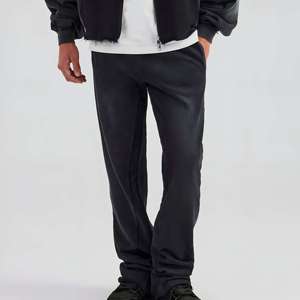 Ensemble survêtement streetwear décontracté pour homme : sweat à capuche zippé noir délavé et pantalon large - Product Image 3