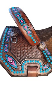Silla de montar western de cuero genuino marrón personalizada con detalles en turquesa y rosa, diseño con tachuelas turquesas, silla de montar portátil. - Product Image 5