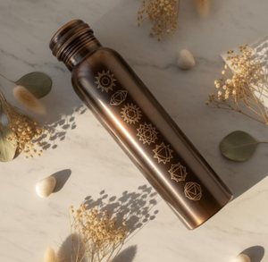 Botella de Agua de Cobre Marrón Antiguo con Símbolos Sagrados de los 7 Chakras Impresos, Bebedero con Beneficios Ayurvédicos para la Salud - Product Image 1