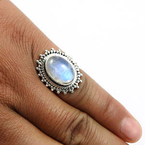 แหวนพลอยมูนสโตนรูปไข่ทรงพิเศษ สีรุ้ง ตัวเรือนเงินแท้ 925 เครื่องประดับโบฮีเมียนสุดยูนีค แหวนดีไซน์ทันสมัย - Product Image 3